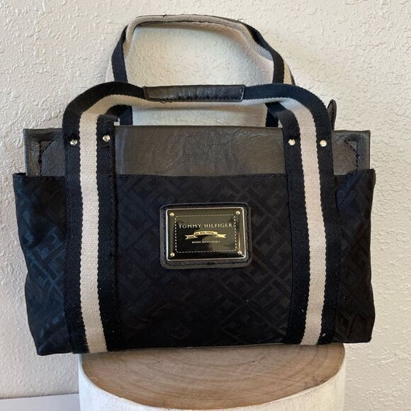 Tommy Hilfiger Handbag EUC - Picture 1 of 9